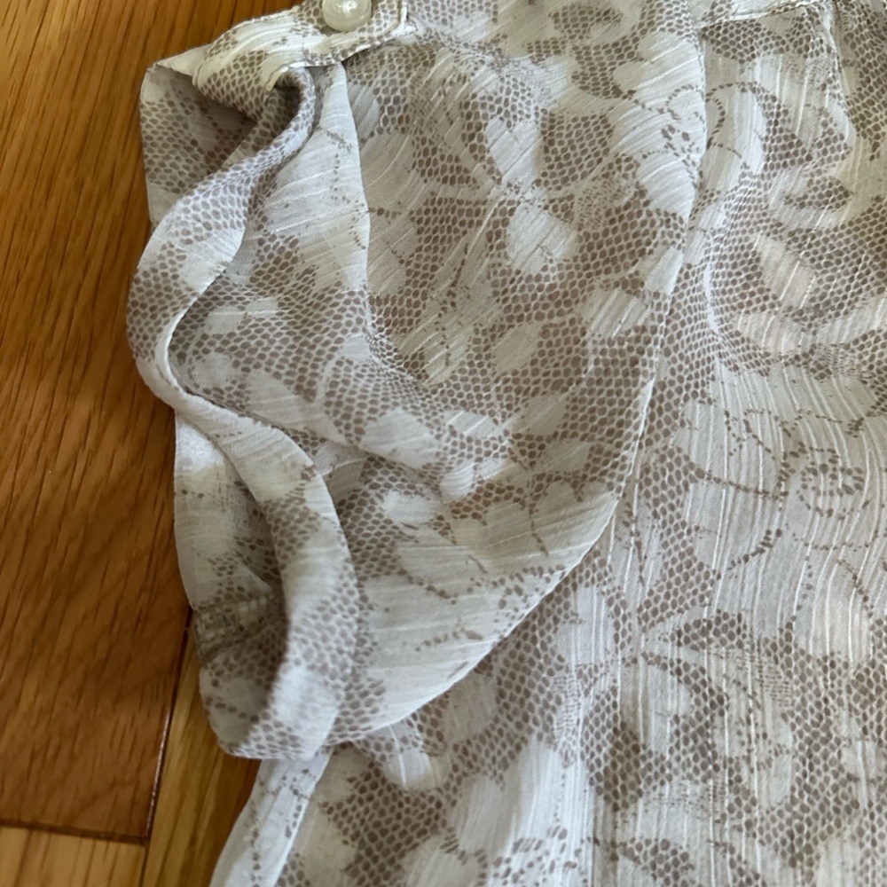 Express short sleeve XS TP sheer tan and white flowery  blouse. 100% polyester - Picture 6 of 8